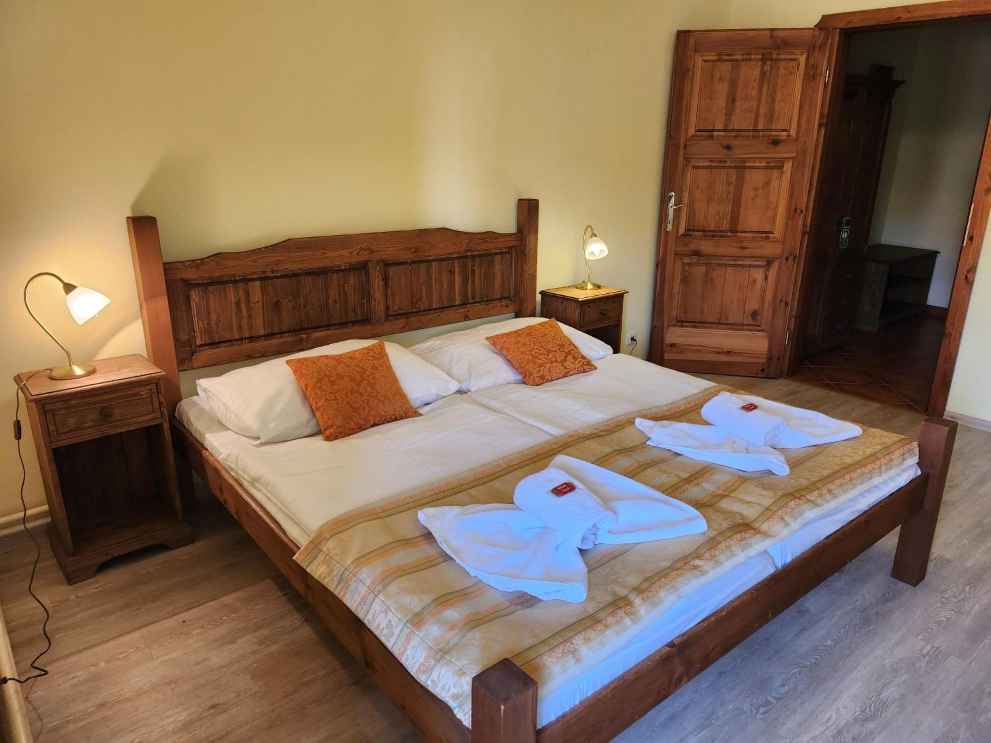 Hotel Opat كوتنا هورا المظهر الخارجي الصورة