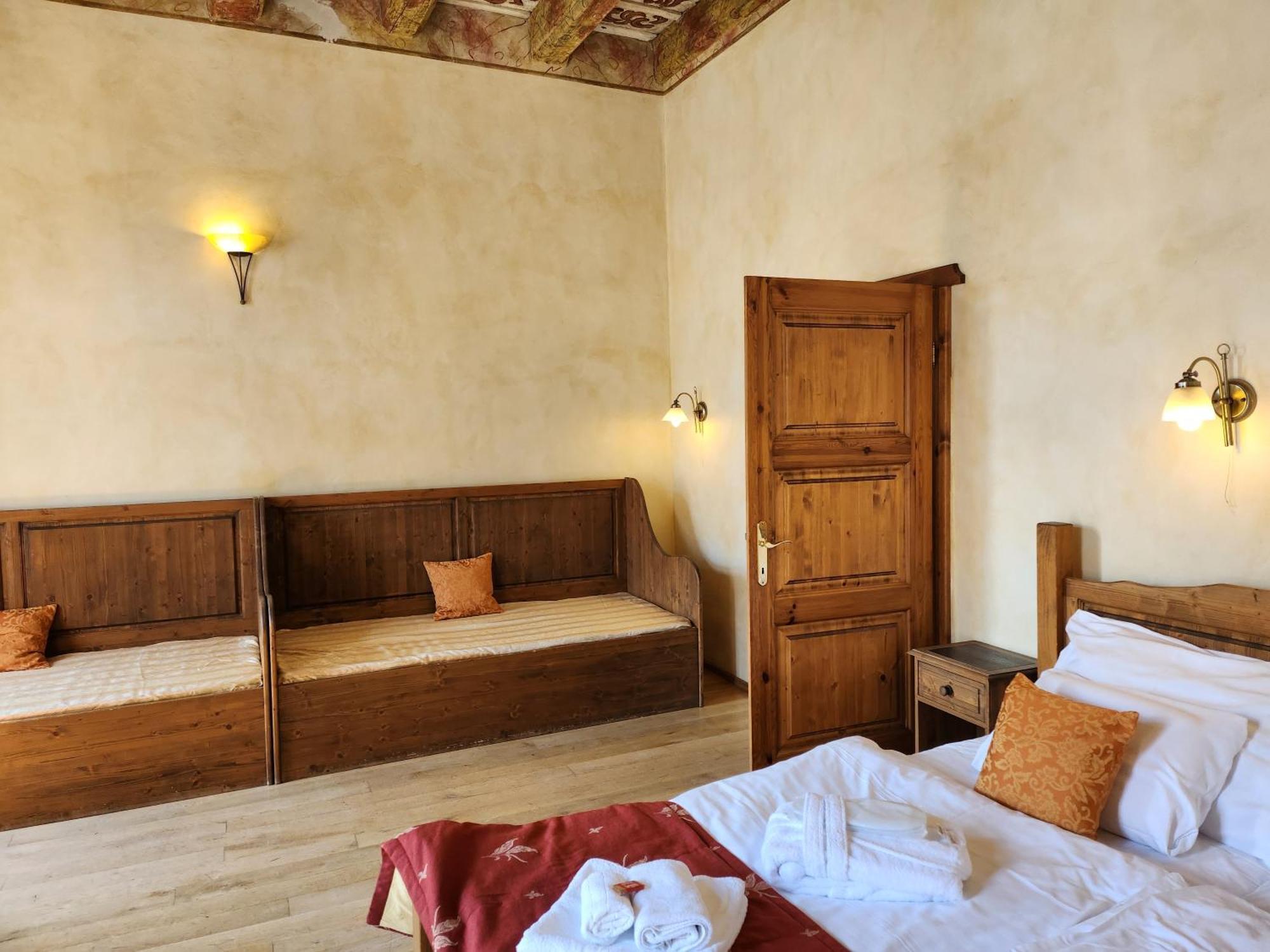 Hotel Opat كوتنا هورا المظهر الخارجي الصورة