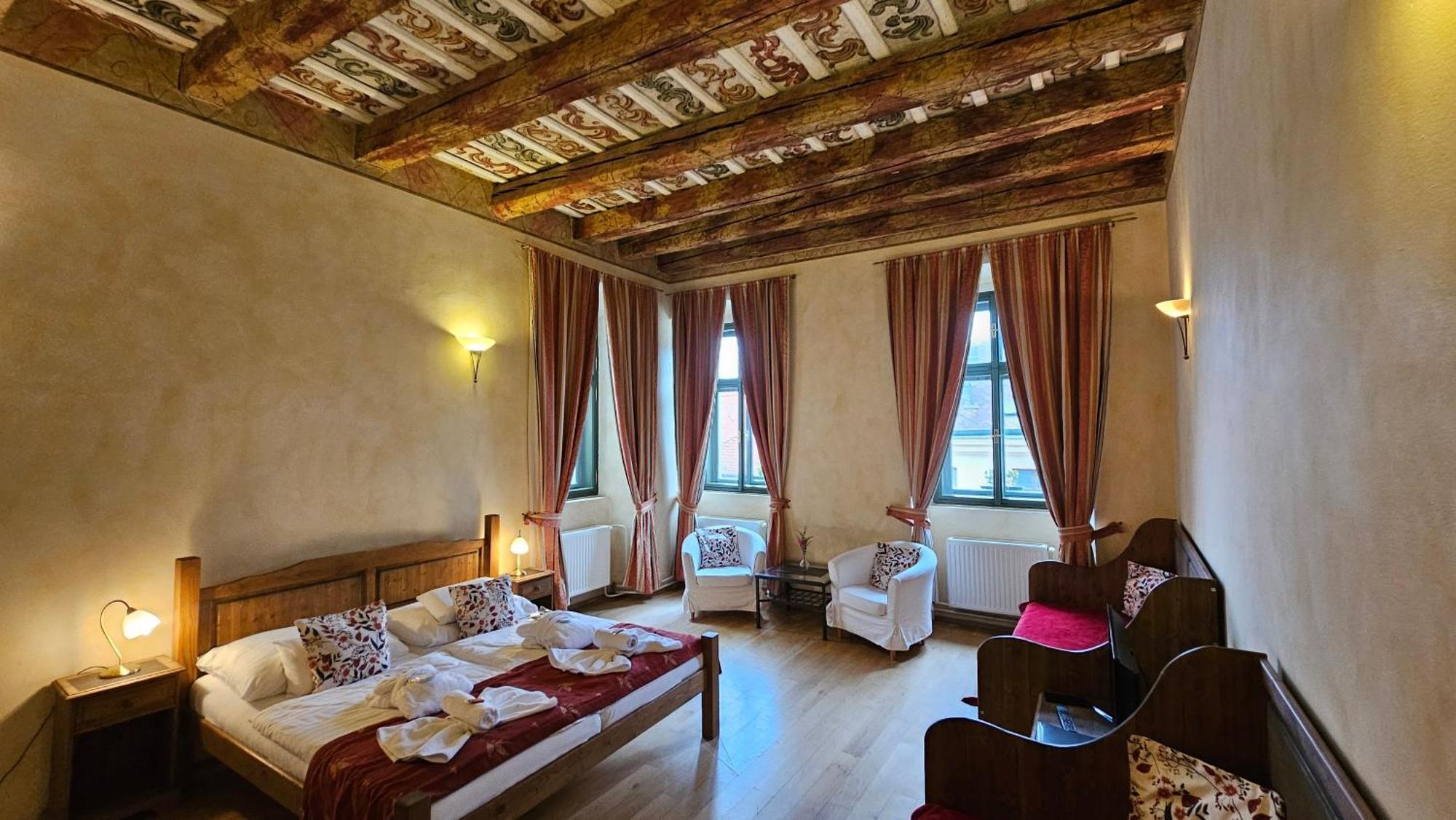 Hotel Opat كوتنا هورا المظهر الخارجي الصورة