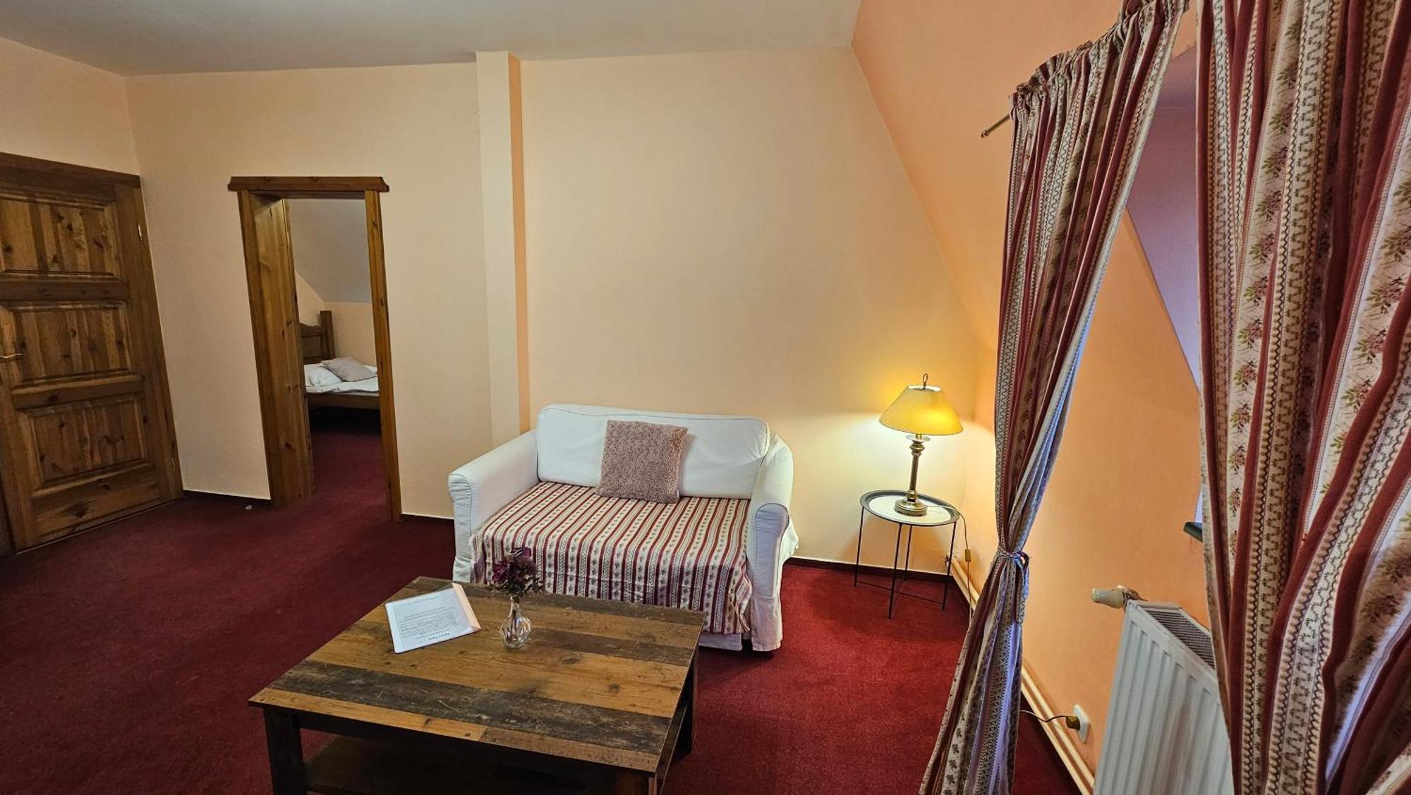 Hotel Opat كوتنا هورا المظهر الخارجي الصورة