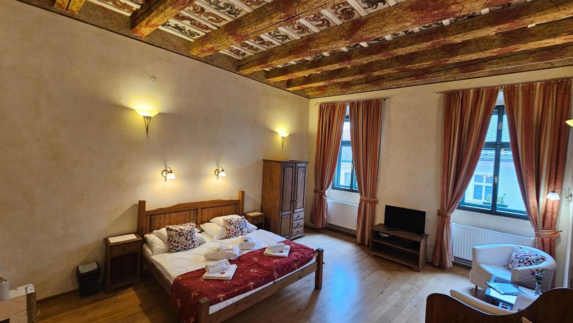 Hotel Opat كوتنا هورا المظهر الخارجي الصورة